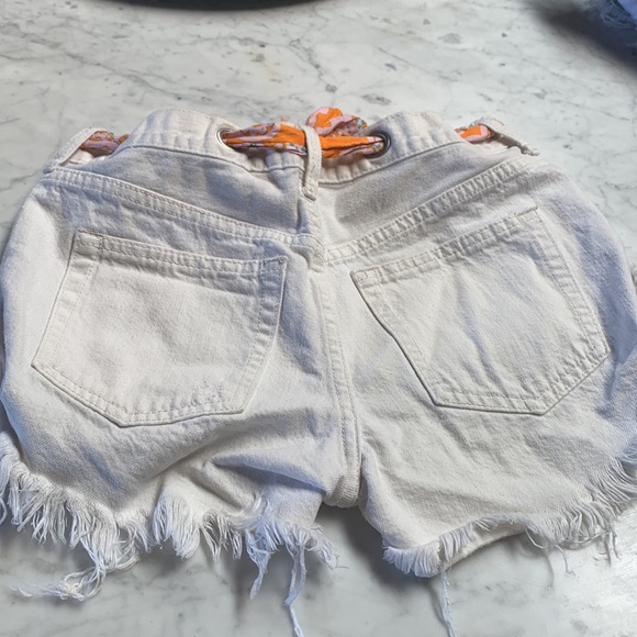 Free People. We the free. size 25. White high waisted denim jean shorts. Frayed - Picture 3 of 3